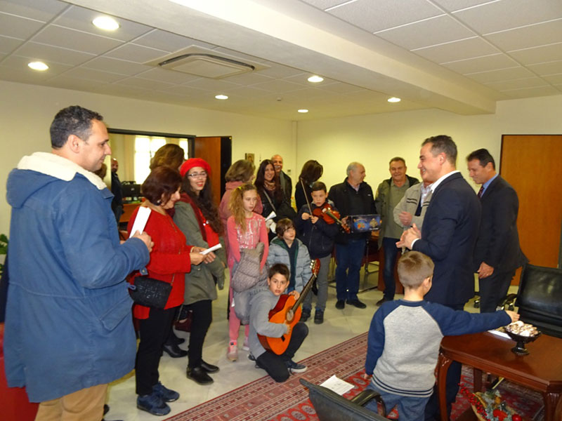 Τα Χριστουγεννιάτικα Κάλαντα έψαλαν στον Περιφερειάρχη Δυτικής Μακεδονίας Θεόδωρο Καρυπίδη, τη Δευτέρα 24 Δεκεμβρίου 2018, ο Στρατός και Σύλλογοι της περιοχής 7