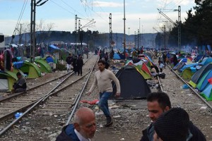 Σε μια κίνηση αλληλεγγύης η Περιφέρεια Δυτικής Μακεδονίας παρέδωσε 15.000 αδιάβροχα στους πρόσφυγες στην Ειδομένη
