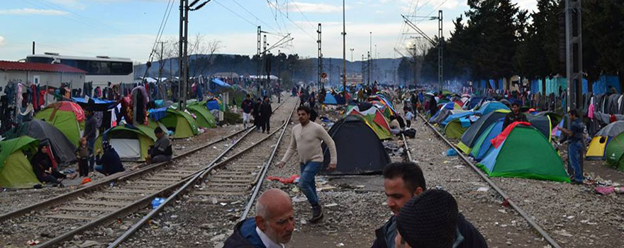 Σε μια κίνηση αλληλεγγύης η Περιφέρεια Δυτικής Μακεδονίας παρέδωσε 15.000 αδιάβροχα στους πρόσφυγες στην Ειδομένη