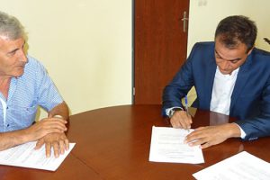 Τη σύμβαση του έργου «Βελτίωση προσαρμογής τμήματος της Εθνικής Οδού Κοζάνης – Θεσσαλονίκης (Ε.Ο. 4) στη θέση της Σιδηροδρομικής Γέφυρας του Ο.Σ.Ε.» υπέγραψε ο Περιφερειάρχης Δυτικής Μακεδονίας Θεόδωρος Καρυπίδης
