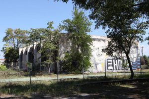 Ξεκίνησαν με την κατεδάφιση κτίσματος στον αύλειο χώρο οι εργασίες προετοιμασίας για τη λειτουργία της Σχολής Πυροσβεστών