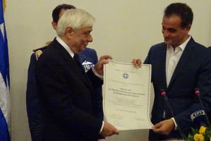 Τελετή απονομής του θυρεού της Δυτικής Μακεδονίας στον Πρόεδρο της Δημοκρατίας από το Περιφερειακό Συμβούλιο