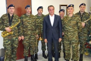 Τα πρωτοχρονιάτικα κάλαντα έψαλλαν στον Περιφερειάρχη Δυτικής Μακεδονίας Θεόδωρο Καρυπίδη ο Στρατός και η Πανδώρα