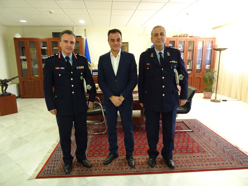 Τον Περιφερειάρχη Δυτικής Μακεδονίας Θεόδωρο Καρυπίδη επισκέφθηκε την Πέμπτη 1 Φεβρουαρίου, ο νέος Γενικός Περιφερειακός Αστυνομικός Διευθυντής Δυτικής Μακεδονίας Υποστράτηγος Αθανάσιος Μαντζούκας 1