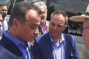 Το ψήφισμα του Περιφερειακού Συμβουλίου Δυτικής Μακεδονίας, για τη Συμφωνία μεταξύ Ελλάδας και πΓΔΜ, επέδωσε στον Υπουργό Εξωτερικών κ. Νίκο Κοτζιά, ο Περιφερειάρχης Δυτικής Μακεδονίας Θεόδωρος Καρυπίδης στις Πρέσπες