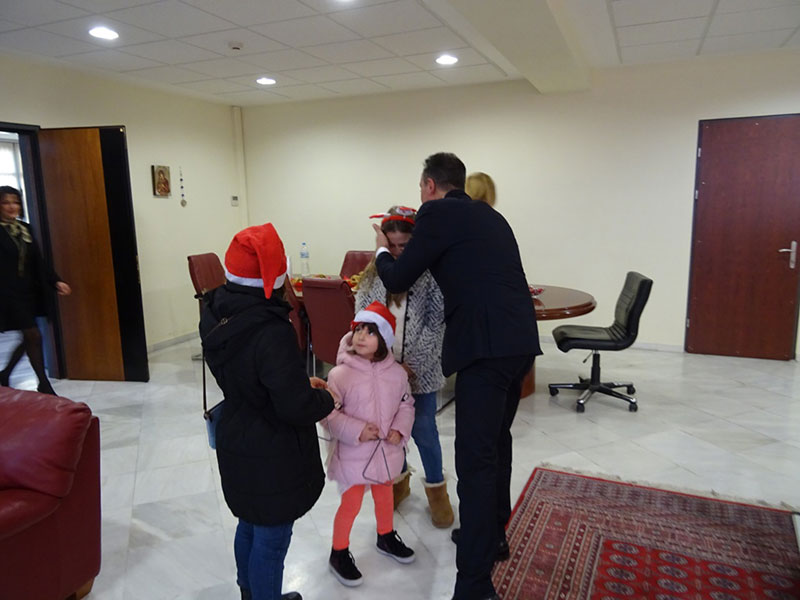 Τα Χριστουγεννιάτικα Κάλαντα έψαλαν στον Περιφερειάρχη Δυτικής Μακεδονίας Θεόδωρο Καρυπίδη, τη Δευτέρα 24 Δεκεμβρίου 2018, ο Στρατός και Σύλλογοι της περιοχής 15