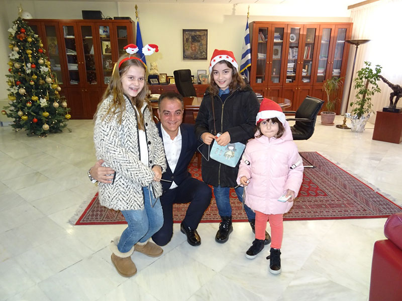 Τα Χριστουγεννιάτικα Κάλαντα έψαλαν στον Περιφερειάρχη Δυτικής Μακεδονίας Θεόδωρο Καρυπίδη, τη Δευτέρα 24 Δεκεμβρίου 2018, ο Στρατός και Σύλλογοι της περιοχής 16
