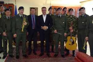 Τα Χριστουγεννιάτικα Κάλαντα έψαλαν στον Περιφερειάρχη Δυτικής Μακεδονίας Θεόδωρο Καρυπίδη, τη Δευτέρα 24 Δεκεμβρίου 2018, ο Στρατός και Σύλλογοι της περιοχής