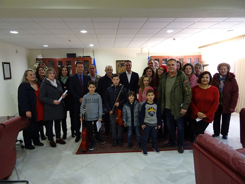 Τα Χριστουγεννιάτικα Κάλαντα έψαλαν στον Περιφερειάρχη Δυτικής Μακεδονίας Θεόδωρο Καρυπίδη, τη Δευτέρα 24 Δεκεμβρίου 2018, ο Στρατός και Σύλλογοι της περιοχής 9