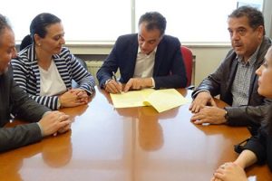 Υπεγράφησαν οι πρώτοι τίτλοι κυριότητας των οικοπέδων του οικισμού της Ποντοκώμης από τον Περιφερειάρχη Θεόδωρο Καρυπίδη