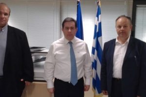 «Είμαστε ξεκάθαρα αντίθετοι στην έλευση μεταναστών αλλά και στη δημιουργία δομής την Π.Ε. Γρεβενών», τόνισε στον Υπουργό Μεταναστευτικής Πολιτικής Νότη Μηταράκη, ο Αντιπεριφερειάρχης Γρεβενών Γιάννης Γιάτσιος και ο Περιφερειακός Σύμβουλος Λάμπρος Χατζηζήσης