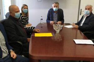 Τον Δήμαρχο Φλώρινας κ. Βασίλη Γιαννάκη επισκέφθηκαν χθες ο Αντιπεριφερειάρχης ΠΕ Φλώρινας κ. Γιάννης Κιοσές μαζί με τον Αντιπεριφερειάρχη Επιχειρηματικής Ανάπτυξης και Πρόεδρο της Εταιρείας Τουρισμού κ. Γιώργο Βαβλιάρα