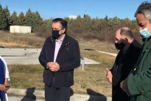 Σκέπαστρο εξωτερικού κλιμακοστασίου Νεφρολογικής Κλινικής Μποδοσάκειου από την Π.Ε. Κοζάνης