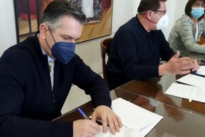Υπογραφή προγραμματικής σύμβασης μεταξύ της Π.Δ.Μ. – Π.Ε. Καστοριάς και του Νοσοκομείου, με τίτλο «Έκδοση οικοδομικής άδειας και λοιπών αδειοδοτήσεων του γενικού νοσοκομείου Καστοριάς», προϋπολογισμού 30.000 ευρώ -1