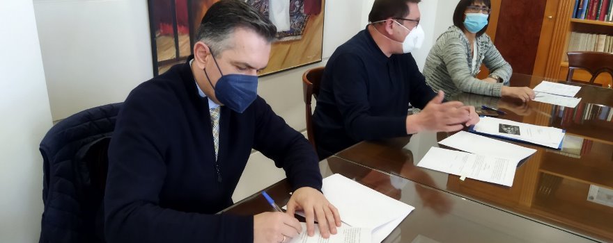 Υπογραφή προγραμματικής σύμβασης μεταξύ της Π.Δ.Μ. – Π.Ε. Καστοριάς και του Νοσοκομείου, με τίτλο «Έκδοση οικοδομικής άδειας και λοιπών αδειοδοτήσεων του γενικού νοσοκομείου Καστοριάς», προϋπολογισμού 30.000 ευρώ -1
