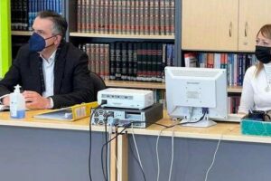 Με τους μαθητές του 1ου Γενικού Λυκείου Κοζάνης συναντήθηκε ο Περιφερειάρχης Δυτικής Μακεδονίας, Γιώργος Κασαπίδης και η Αντιπεριφερειάρχης Πράσινου Μετασχηματισμού, Επιχειρηματικότητας και Μεταφορών, Ευφροσύνη Ντιό -2β