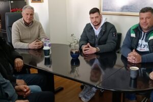 Συνάντηση εργασίας πραγματοποιήθηκε την Τετάρτη, μεταξύ του Αντιπεριφερειάρχη Διοίκησης και Οικονομικού της Περιφέρειας Δυτικής Μακεδονίας Μενέλαου Μακρυγιάννη, με εκπροσώπους του Μπλόκου Αγροτών της Τεχνομπετόν, πρώην Πολυμύλου, για τα προβλήματα των αγροτών -β-