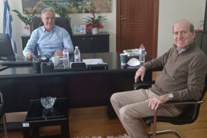 Συνάντηση πραγματοποιήθηκε σήμερα μεταξύ του Αντιπεριφερειάρχη Διοίκησης και Οικονομικού Μενέλαου Μακρυγιάννη και μέλους του Οικονομικού Επιμελητηρίου με τον π. πρόεδρο του Οικονομικού Επιμελητηρίου Μανώλη Καρακάση b