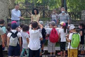 Το Κέντρο Εκπαίδευσης για το Περιβάλλον και την Αειφορία Βελβεντού «φυτεύει τον σπόρο» για την προστασία του Περιβάλλοντος σε μικρούς μαθητές – Επίσκεψη του Περιφερειάρχη Δυτικής Μακεδονίας Γιώργου Κασαπίδη στο Κέντρο Εκπαίδευσης 1b