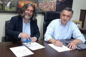 Υπογράφηκε η Προγραμματική Σύμβαση προϋπολογισμού 5.670.000,00€ (με ΦΠΑ) για το έργο «Οδικές προσβάσεις σε επιχειρήσεις πρωτογενούς τομέα Δήμου Σερβίων Π.Ε. Κοζάνης» από τον Περιφερειάρχη Δυτικής Μακεδονίας Γιώργο Κασαπίδη b