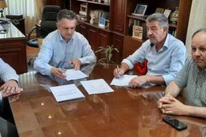 Υπογράφηκε η Προγραμματική Σύμβαση προϋπολογισμού 10.000.000,00€ (με ΦΠΑ) για το έργο «Βελτίωση πρόσβασης σταβλικών και βιομηχανικών εγκαταστάσεων Δήμου Γρεβενών – Α’ Φάση» από τον Περιφερειάρχη Δυτικής Μακεδονίας Γιώργο Κασαπίδη 1b