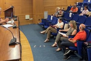 Συνάντηση της Αντιπεριφερειάρχη Ευφροσύνης Ντιό και του συντονιστή θεμάτων λαϊκών αγορών, κ. Γιώργου Βαβλιάρα με τους Αντιδημάρχους και τους υπηρεσιακούς παράγοντες των Δήμων της Π.Ε. Κοζάνης για θέματα λαϊκών αγορών 4b