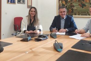 Υπογράφηκαν οι προγραμματικές συμβάσεις για τα έργα «Διάστρωση κυβόλιθων στα όρια απαλλοτρίωσης της Ε.Ο. Κοζάνη-Πτολεμαΐδας έως τον οικισμό Κοίλων» προϋπολογισμού 300.000 ευρώ και «Κατασκευή Πεζοδρομίων στον Οικισμό Παλλινοστούντων στην Κοινότητα Πρωτοχωρίου ΔΕ Κοζάνης» προϋπολογισμού 85.000 ευρώ από τον περιφερειάρχη Δυτικής Μακεδονίας Γιώργο Κασαπίδη