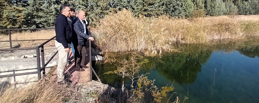 Τη σύμβαση εκτέλεσης του έργου «Βελτίωση και εκσυγχρονισμός του αρδευτικού έργου Μεσιανής Δήμου Σερβίων», προϋπολογισμού 78.819,62 € (με Φ.Π.Α), υπέγραψε ο Περιφερειάρχης Δυτικής Μακεδονίας Γιώργος Κασαπίδης 1b