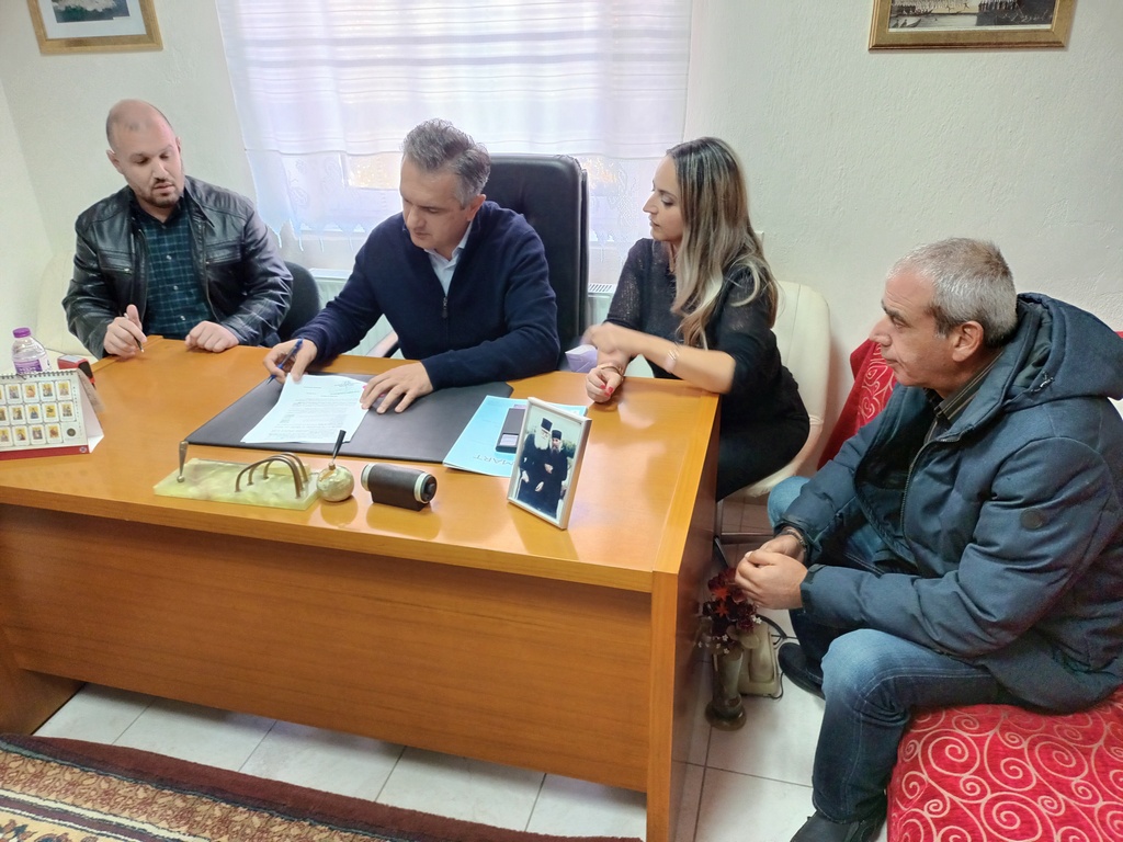 Τη σύμβαση εκτέλεσης του έργου «Βελτίωση και εκσυγχρονισμός του αρδευτικού έργου Μεσιανής Δήμου Σερβίων», προϋπολογισμού 78.819,62 € (με Φ.Π.Α), υπέγραψε ο Περιφερειάρχης Δυτικής Μακεδονίας Γιώργος Κασαπίδης 2