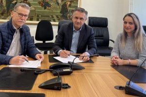 Υπογραφή Σύμβασης για τη Συντήρηση των τμημάτων Ε.Ο. επί των οδών Λαρίσης και Καραμανλή στην πόλη της Κοζάνης από τον Περιφερειάρχη Δυτικής Μακεδονίας