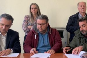 Ξεκινά ένα έργο πνοής για τον Δήμο Εορδαίας, με την υπογραφή της σύμβασης από τον Γιώργο Κασαπίδη, για την κατασκευή του εσωτερικού δικτύου αποχέτευσης λυμάτων και εξωτερικού δικτύου μεταφοράς λυμάτων των οικισμών Ασβεστόπετρας και Προαστείου, προϋπολογισμού 2.730.000 ευρώ