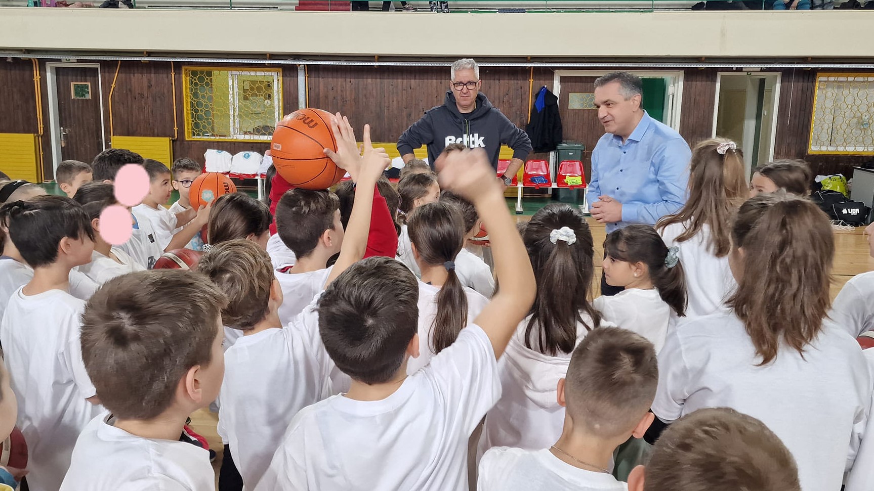 Τρίποντο στον αθλητισμό έβαλαν οι μαθητές του 8ου Δημοτικού Σχολείου Κοζάνης-  «Γεμίζουμε τα γήπεδα» το μήνυμα του Περιφερειάρχη Δυτικής Μακεδονίας Γιώργου Κασαπίδη προς τους μικρούς μαθητές