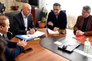 Ζητήματα που αφορούν υποθέσεις των δασικών χαρτών στην Δυτική Μακεδονία έθεσε μεταξύ άλλων θεμάτων στον αρμόδιο Υφυπουργό Περιβάλλοντος και Ενέργειας κ. Γεώργιο Αμυρά κατά την συνάντησή του στην Φλώρινα, ο Περιφερειάρχης Δυτικής Μακεδονίας Γεώργιος Κασαπίδης 1b