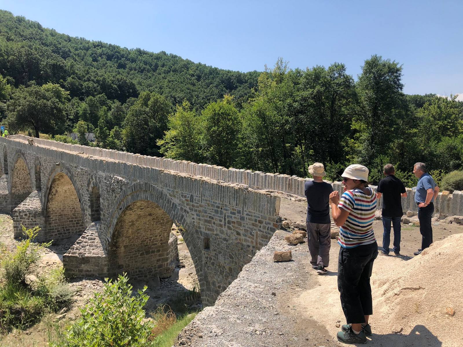 Τις εργασίες αποκατάστασης της λίθινης γέφυρας Σπανού στα Γρεβενά επισκέφθηκε ο Αντιπεριφερειάρχης Γ. Βαβλιάρας