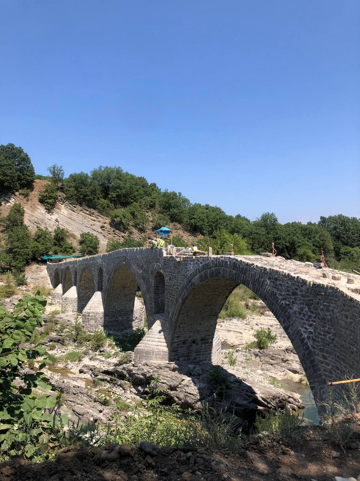Τις εργασίες αποκατάστασης της λίθινης γέφυρας Σπανού στα Γρεβενά επισκέφθηκε ο Αντιπεριφερειάρχης Γ. Βαβλιάρας