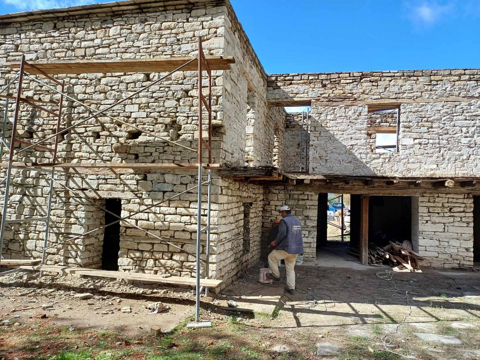 Με γοργούς ρυθμούς οι εργασίες συντήρησης και αποκατάστασης των κτιρίων και του προαύλιου χώρου της Ιεράς Μονής Αγίου Γεωργίου στο Επταχώρι Καστοριάς