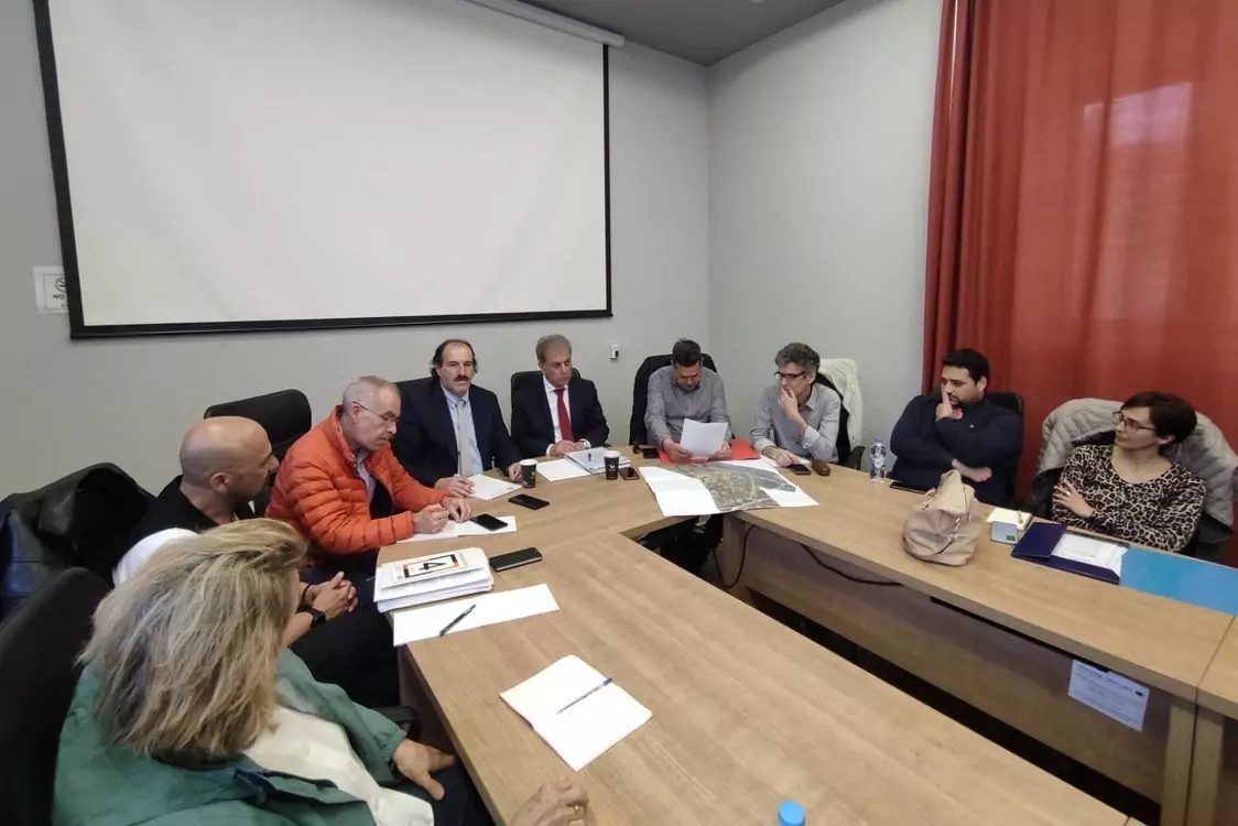 Σύσκεψη για την κατασκευή της οδού πρόσβασης στη νέα Μεθοριακή Διάβαση Λαιμού Πρεσπών παρουσία του Περιφερειάρχη Δυτικής Μακεδονίας Γιώργου Αμανατίδη