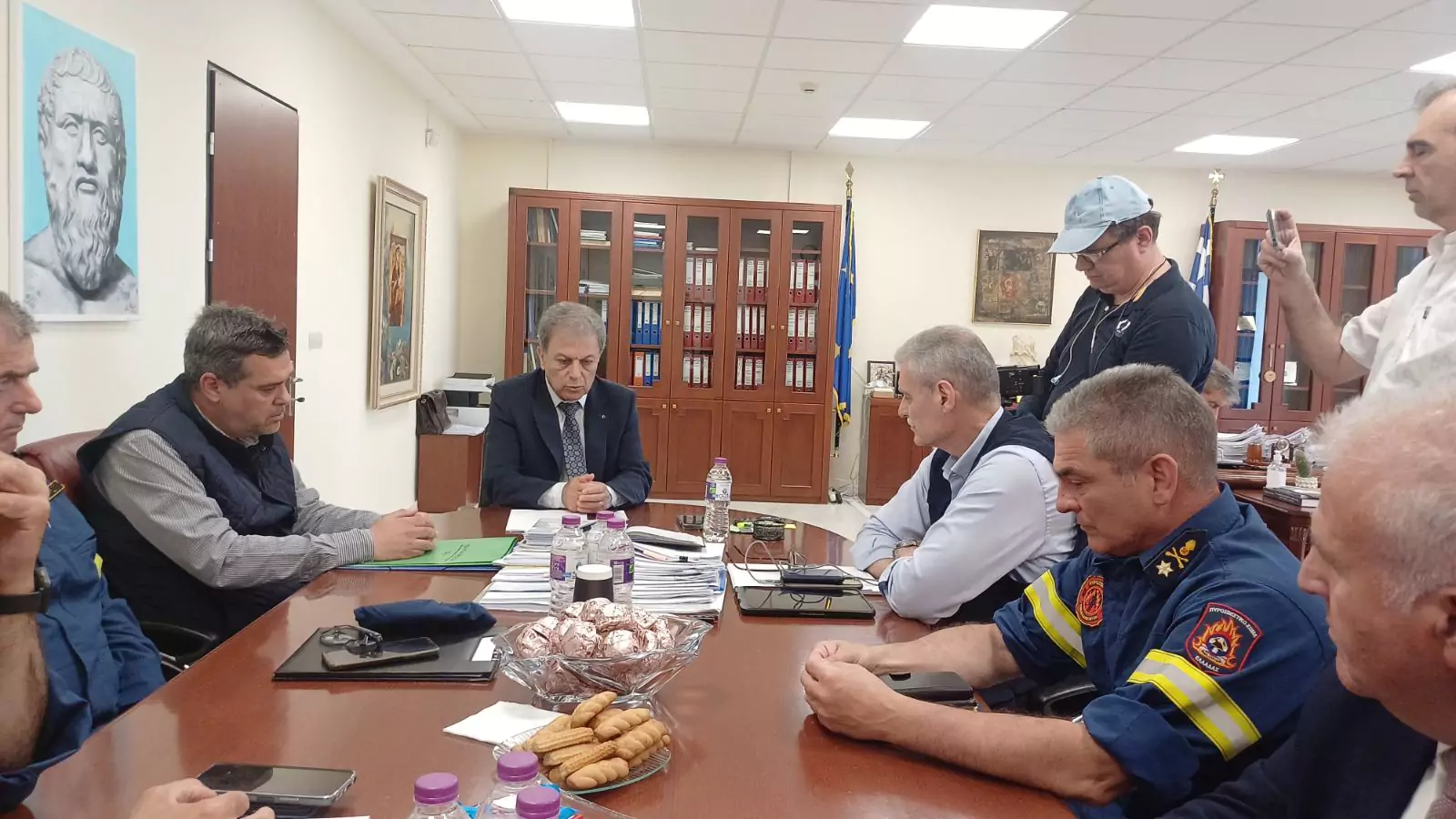 Ο Περιφερειάρχης Δυτικής Μακεδονίας με τον υφυπουργό Κλιματικής Κρίσης και Πολιτικής Προστασίας Ευάγγελο Τουρνά για τον συντονισμό και την ενημέρωση των φορέων ενόψει της αντιπυρικής περιόδου 3 Ο Περιφερειάρχης Δυτικής Μακεδονίας με τον υφυπουργό Κλιματικής Κρίσης και Πολιτικής Προστασίας Ευάγγελο Τουρνά για τον συντονισμό και την ενημέρωση των φορέων ενόψει της αντιπυρικής περιόδου