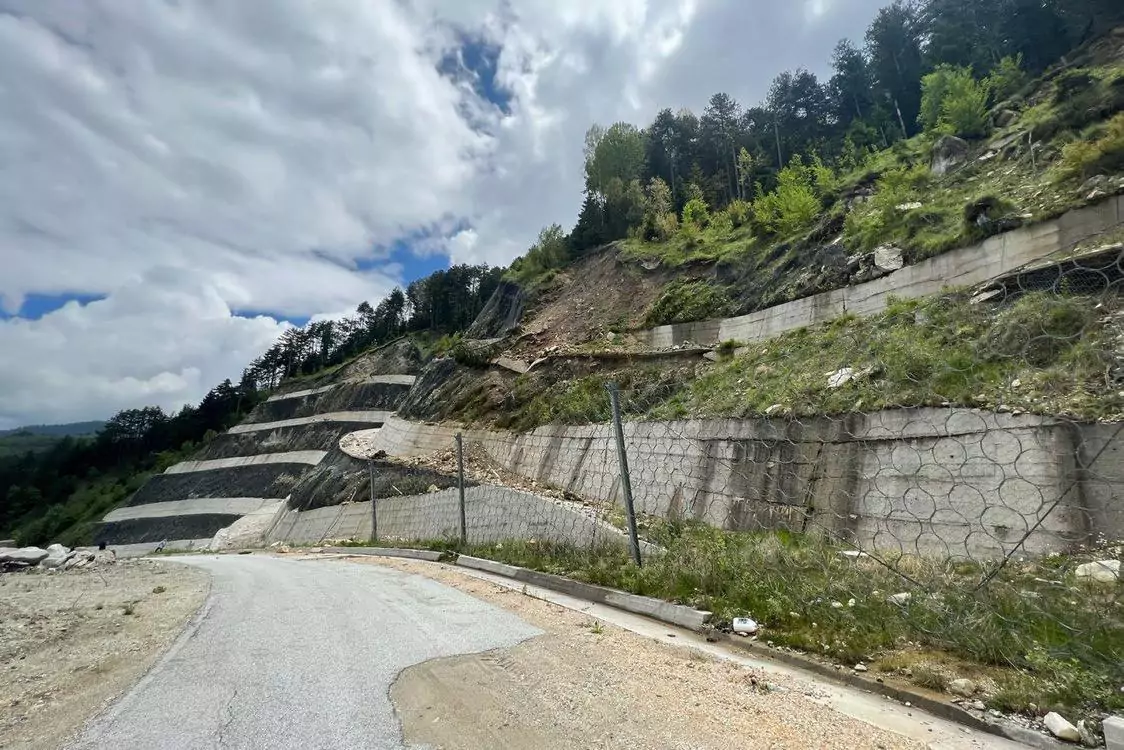 Αποκατάσταση τοπικών φθορών στην οδό Καταφύγι - Βελβεντό