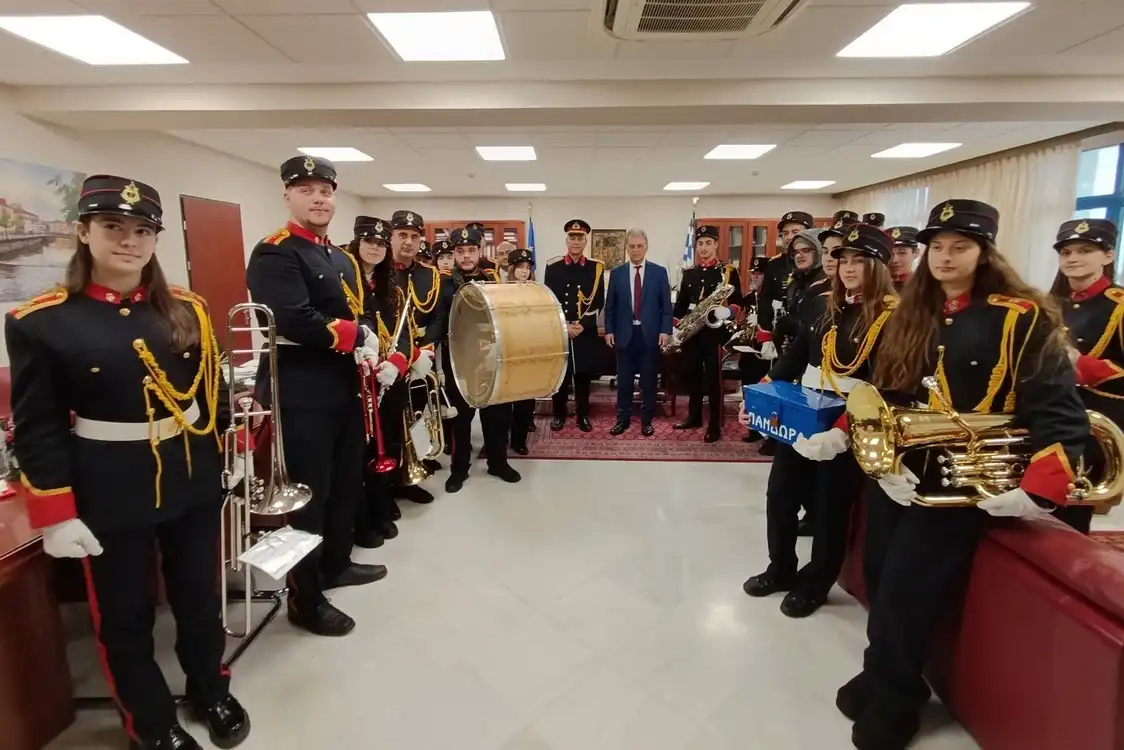 Τα Χριστουγεννιάτικα Κάλαντα έψαλαν στον Περιφερειάρχη ο Στρατός, η Πανδώρα και Σύλλογοι της περιοχής.