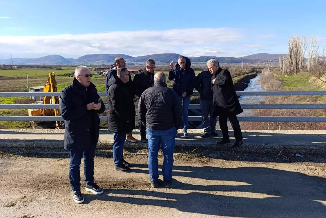 Στη γέφυρα στη δημοτική οδό σύνδεσης Βεγόρας Μανιάκι και στη Γέφυρα Σωτήρα