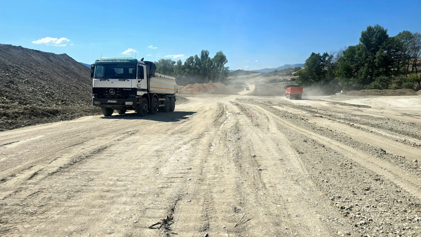 Ξεκίνησαν οι εργασίες
για τον νέο οδικό άξονα Κήπος – Γέφυρα Ρυμνίου