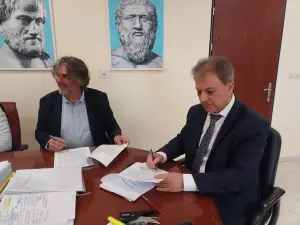 Υπογράφηκε η προγραμματική σύμβαση για τη βελτίωση του δρόμου προς το παρεκκλήσι του Οσίου Βαραδάτου