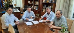 Υπογράφηκε η Προγραμματική Σύμβαση προϋπολογισμού 10.000.000,00€ (με ΦΠΑ) για το έργο «Βελτίωση πρόσβασης σταβλικών και βιομηχανικών εγκαταστάσεων Δήμου Γρεβενών – Α’ Φάση» από τον Περιφερειάρχη Δυτικής Μακεδονίας Γιώργο Κασαπίδη 1