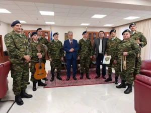 Τα Χριστουγεννιάτικα Κάλαντα έψαλαν στον Περιφερειάρχη ο Στρατός, η Πανδώρα και Σύλλογοι της περιοχής.
