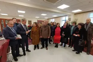 Τα χριστουγεννιάτικα κάλαντα έψαλαν στον Περιφερειάρχη τα μέλη του Μικρασιατικού Συλλόγου Κοζάνης σήμερα 24 Δεκεμβρίου 2024