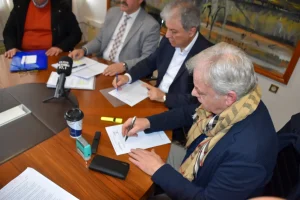 Υπεγράφη από τον Περιφερειάρχη Σύμβαση για την Υλοποίηση τού έργου Κτιριακές Εγκαταστάσεις και Διαμορφώσεις Χώρου στον Οικισμό Λαιμού Δήμου Πρεσπών